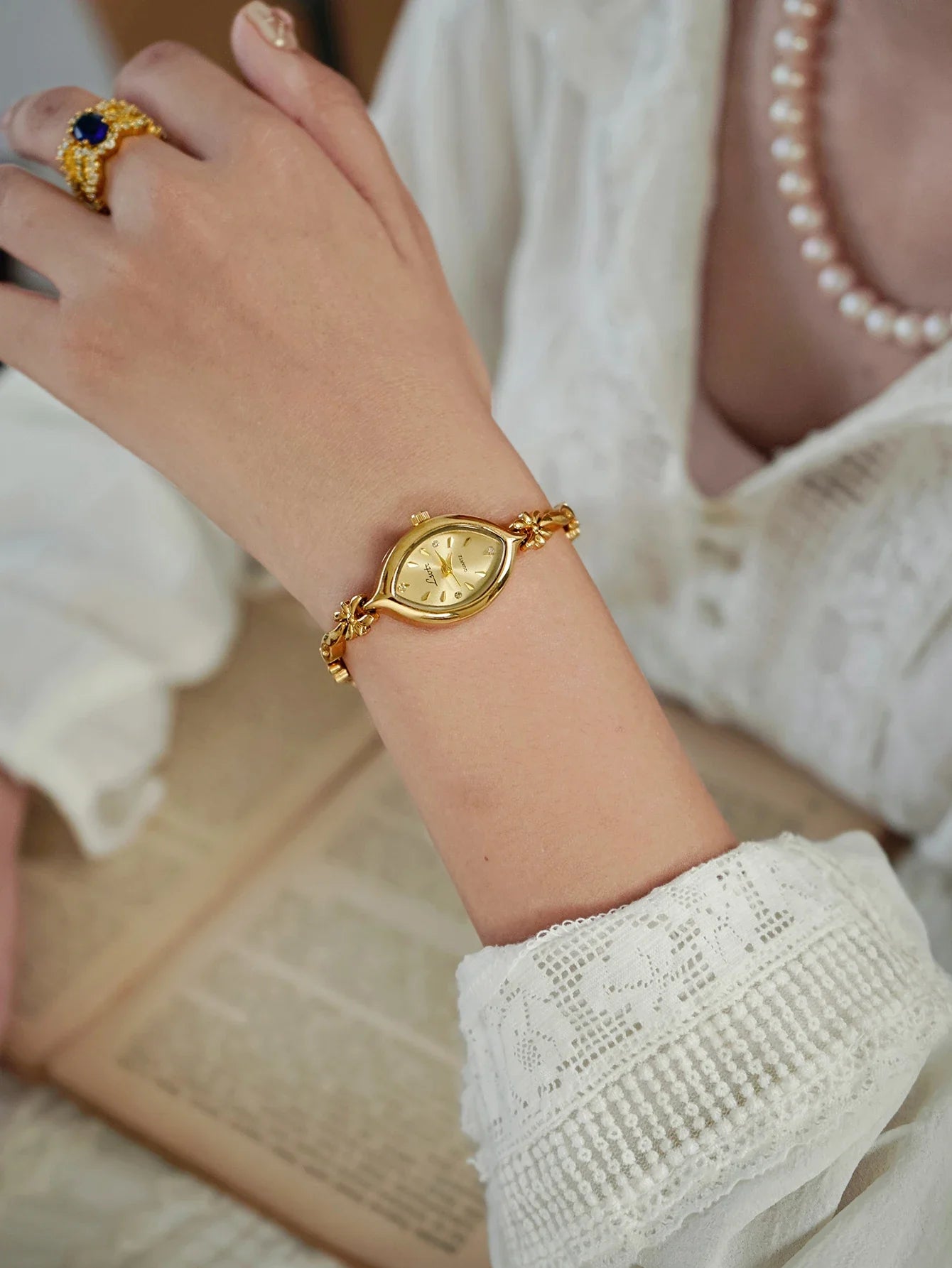 1 Piece of New French Retro Gold Small Dial Women's Watch, Fashionable, Simple, Luxurious, Elegant, Compact and Waterproof Bracelet, Women's Quartz Watch, Suitable for Decorative Wrists for Daily Wear, Dinner and Other Occasi Vera Lux