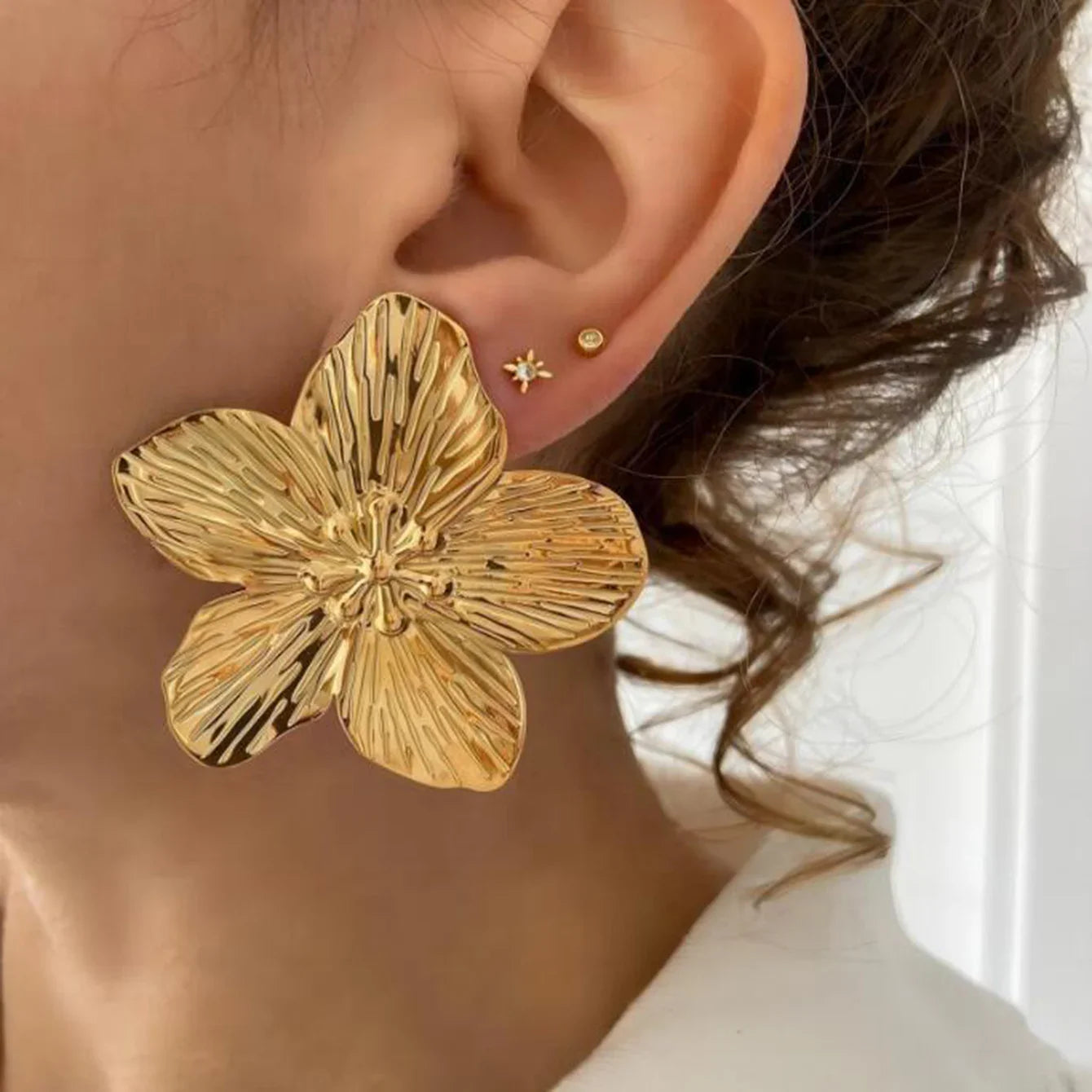Uworld Hypoallergenic Stylish Vintage Flower Stud Earrings Premium 18k Gold Plated Stainless Steel For Women Party сережки женск Vera Lux