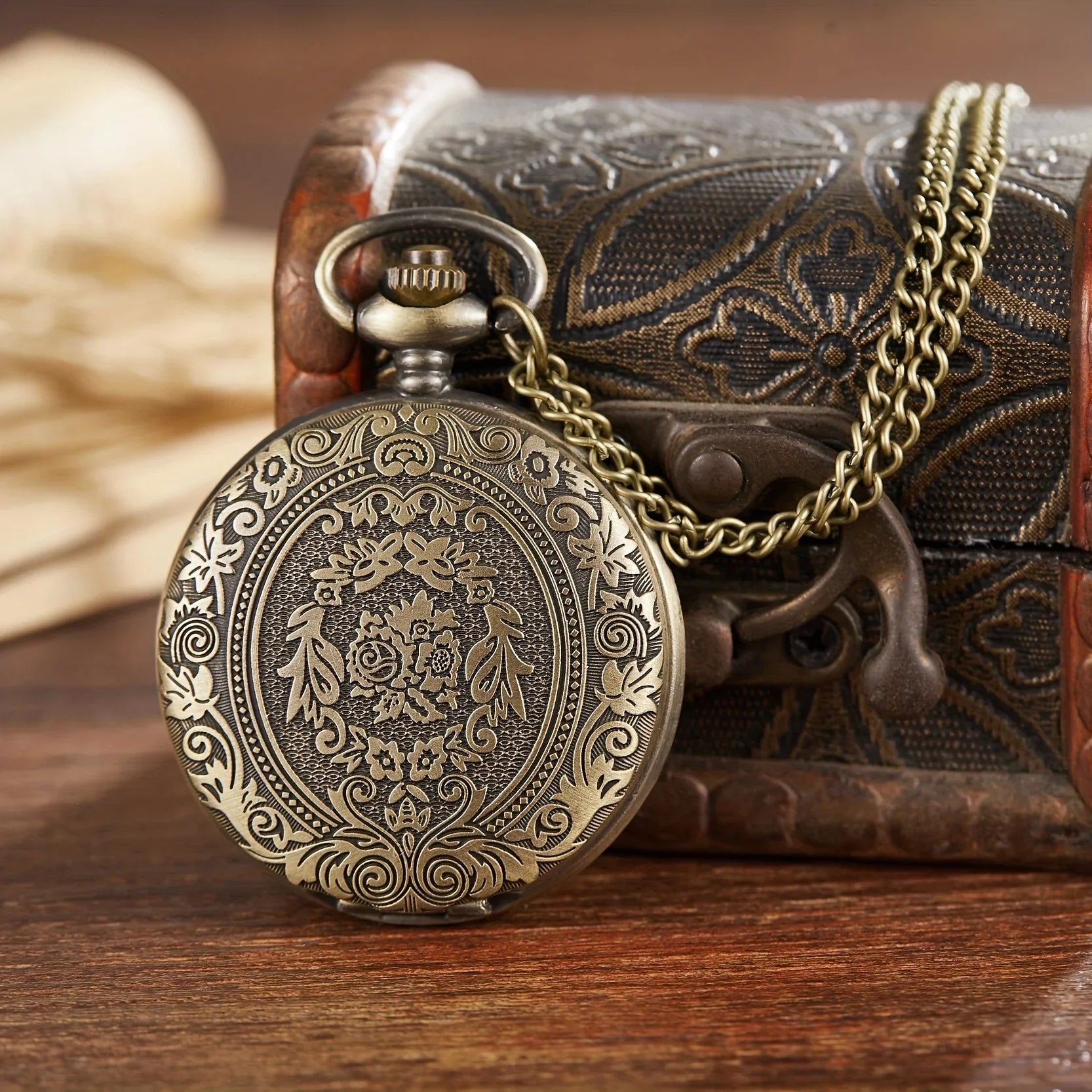 Retro nostalgic classical carved flip cover women men pocket watches necklaces hanging watches quartz suitable for giving gifts Vera Lux