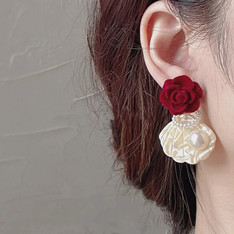 Fashion Unique Glossy Shell Flower Pendant Earrings for Women Temperament Pearl Earrings Sweet Design Wedding Gifts Vera Lux