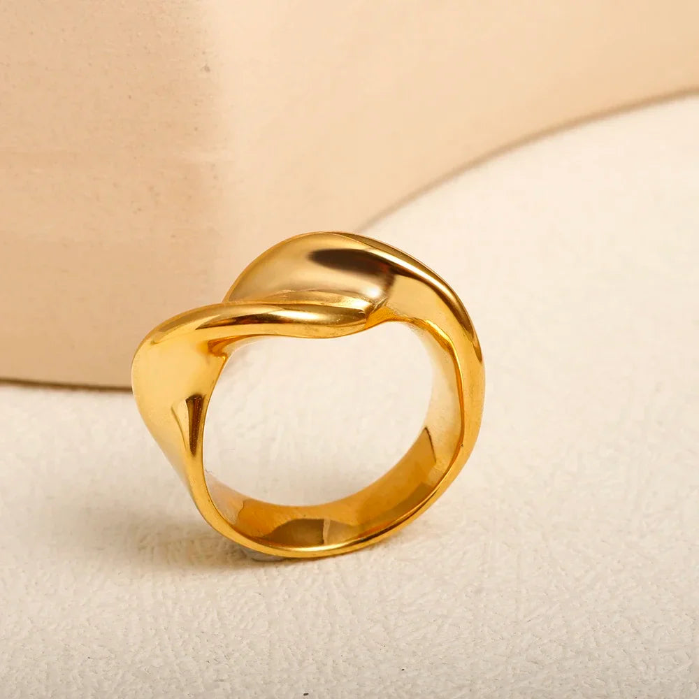 Wholesale High End Waterproof Three-dimensional M Letter Hollow Stainless Steel Finger Ring Trendy for Women Personalize Jewelry Vera Lux