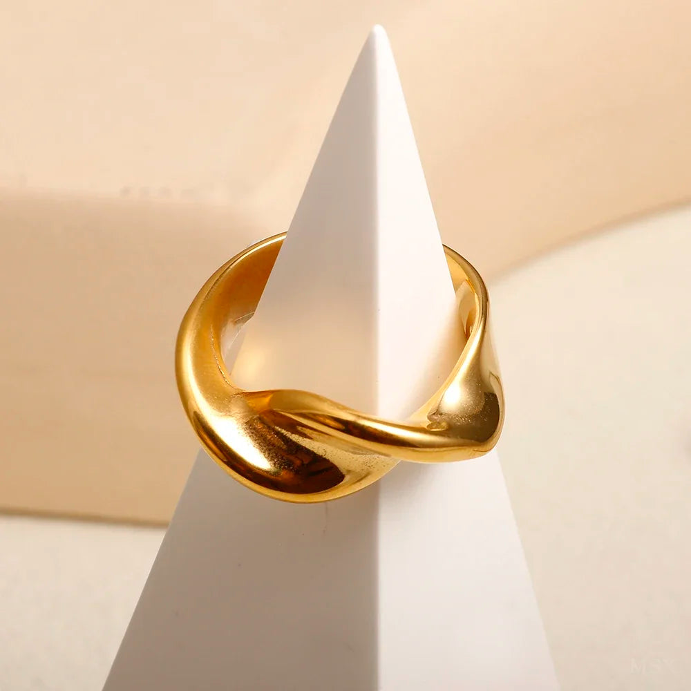 Wholesale High End Waterproof Three-dimensional M Letter Hollow Stainless Steel Finger Ring Trendy for Women Personalize Jewelry Vera Lux