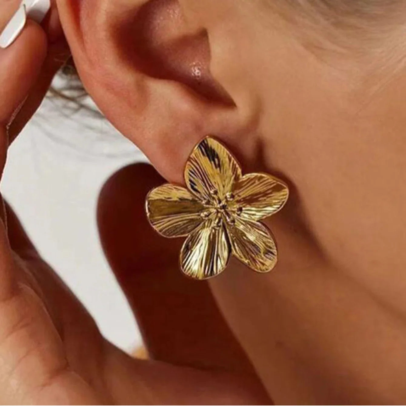 Uworld Hypoallergenic Stylish Vintage Flower Stud Earrings Premium 18k Gold Plated Stainless Steel For Women Party сережки женск Vera Lux