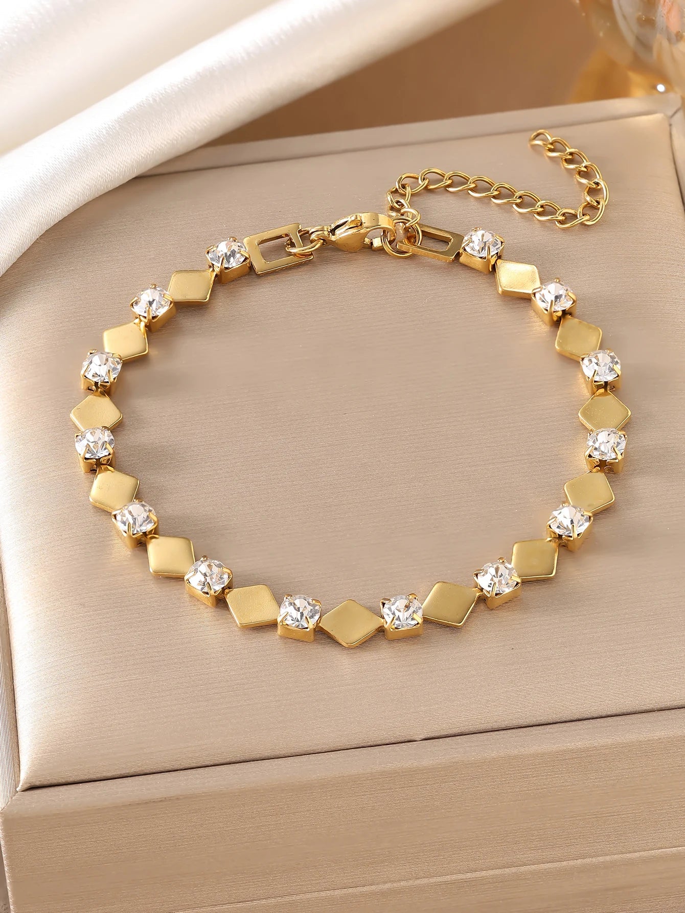18K gold-plated stainless steel non fading gold bracelet - durable and fashionable jewelry accessory, suitable for holiday gifts Vera Lux