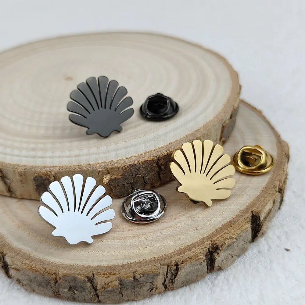New shell fan-shaped men's lapel pin, stainless steel gold-plated badge, black brooch for suit accessories, gift for father Vera Lux