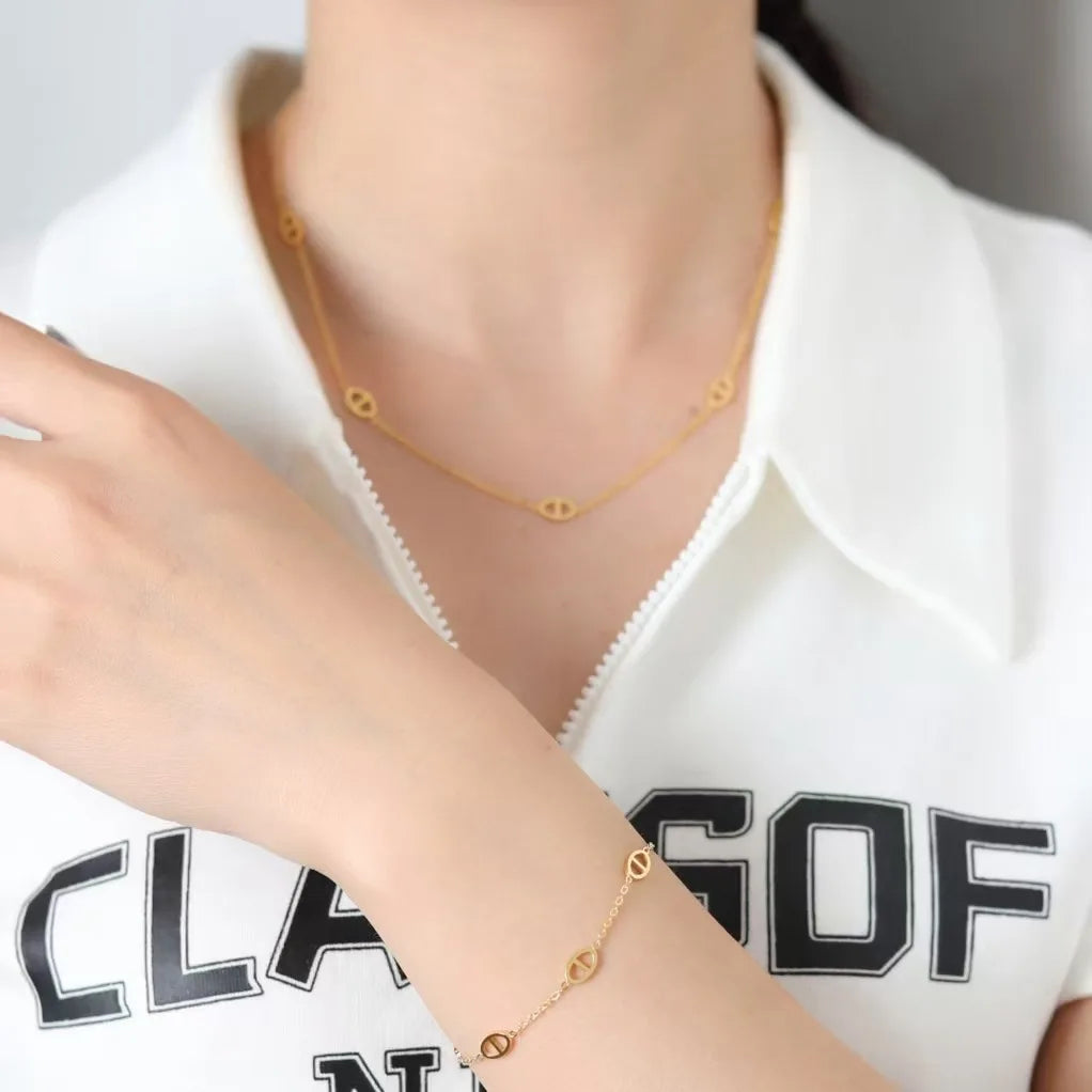 Fashionable Titanium Steel Pig Nose Bracelet Versatile Luxury Design Couple's Hand Chain Stylish Accessory for All Occasions Vera Lux
