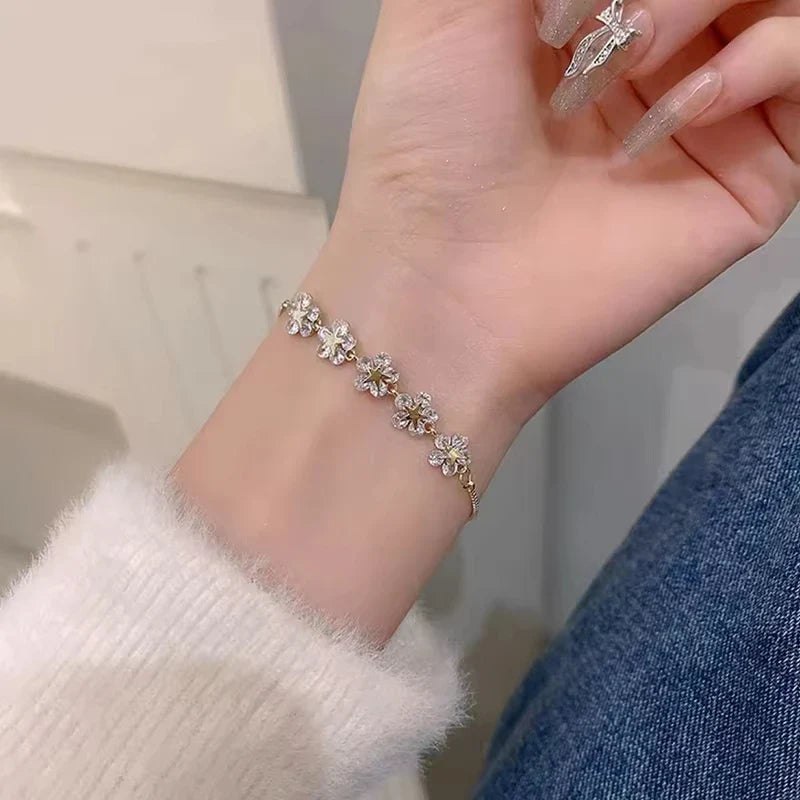 Exquisite Rhinestone Bracelet Ladies Fashion Stars Flower Charm Wristlet Bracelets Gold Color Adjustable Bangle Wedding Jewelry Vera Lux