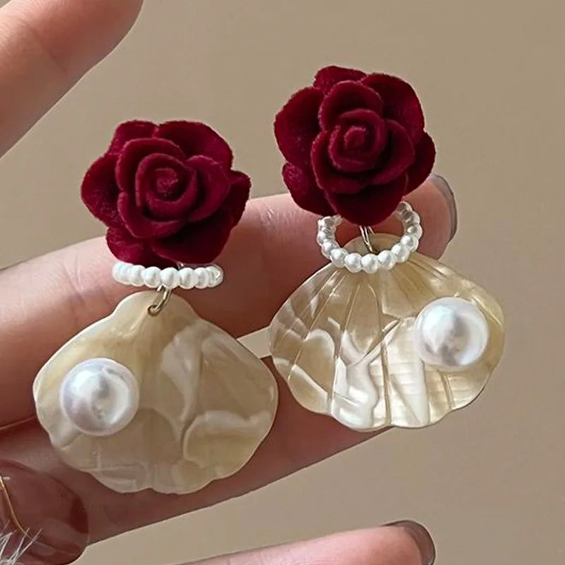 Fashion Unique Glossy Shell Flower Pendant Earrings for Women Temperament Pearl Earrings Sweet Design Wedding Gifts Vera Lux