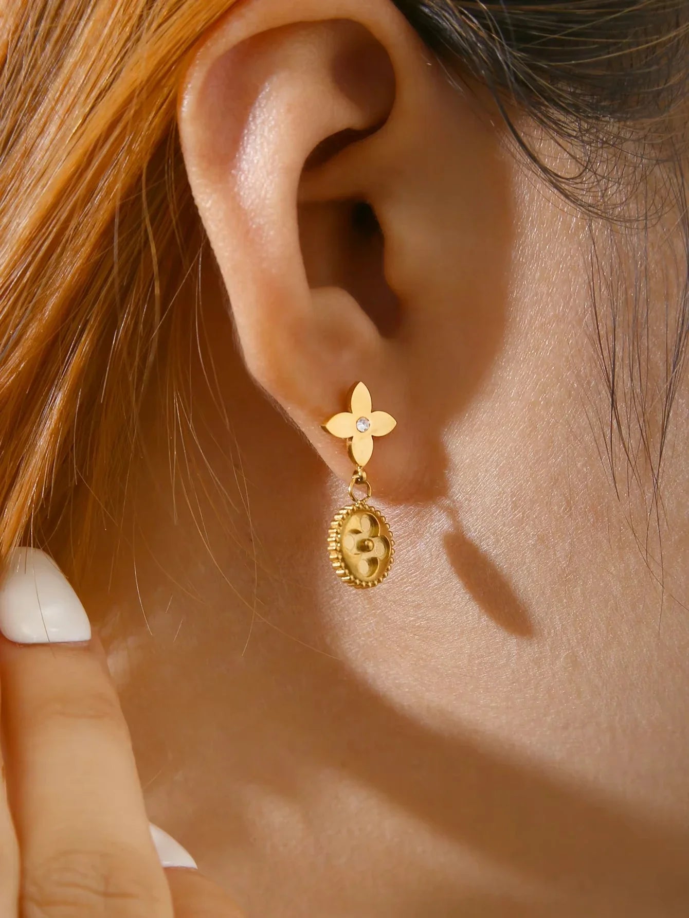 Elegant Temperament Premium Sense Of One Hundred Stainless Steel Four-Leaf Clover Round Pendant Flower Earrings Female Vera Lux