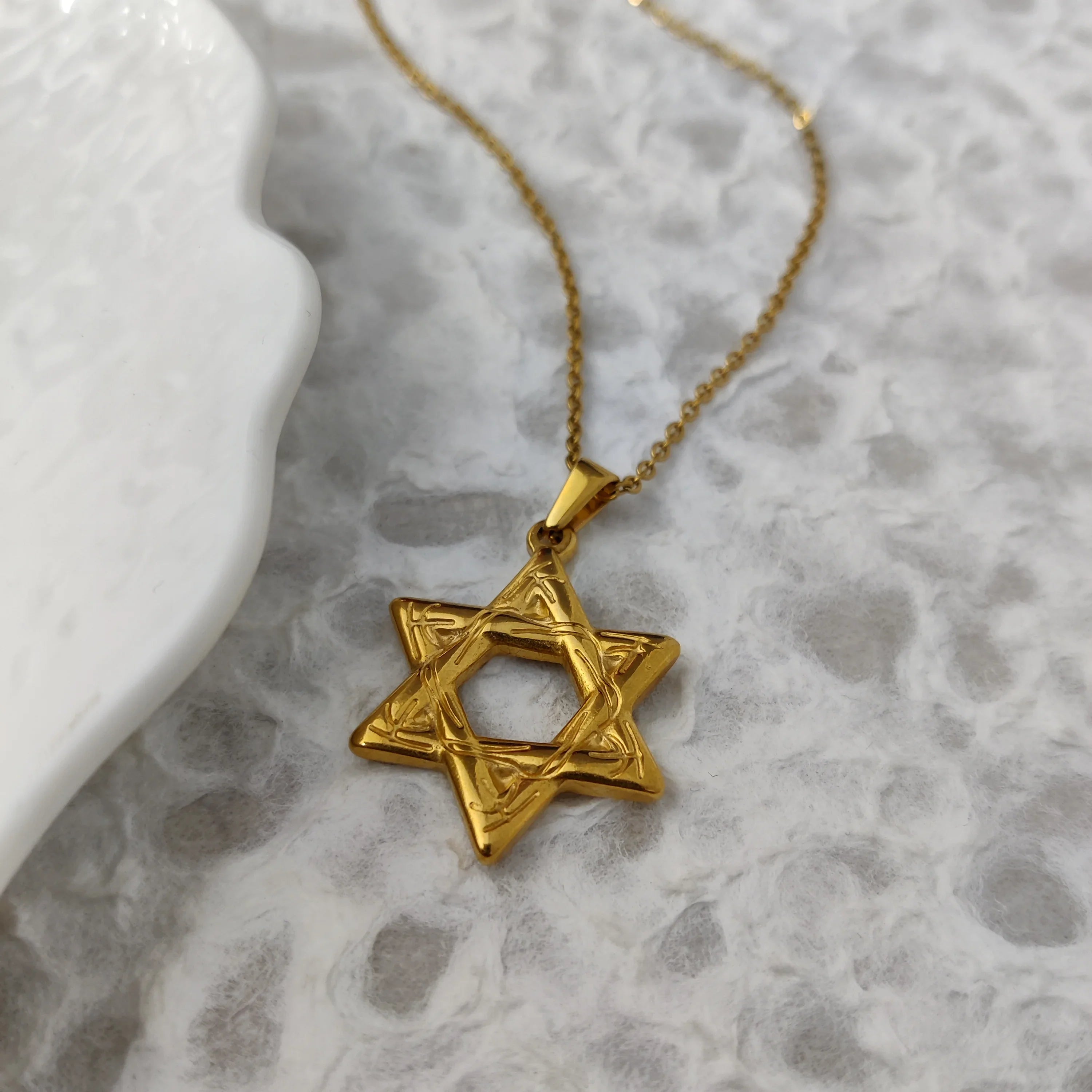 Stylish 18K Gold Plated Star of David Necklace in Stainless Steel - Religious Hexagram for Men & Women, Gift Option Vera Lux