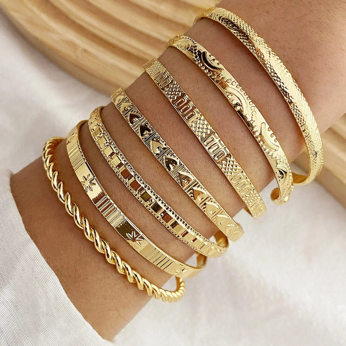 7 Pcs/Set Punk Gold Color Bracelets for Women Streetwear Goth Heart Prints Metal Design Open Bangle Fashion Jewelry Gifts 2024 Vera Lux