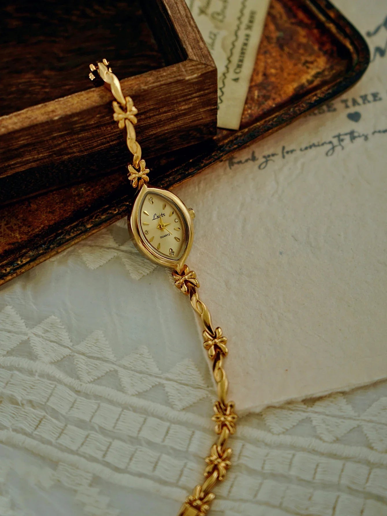 1 Piece of New French Retro Gold Small Dial Women's Watch, Fashionable, Simple, Luxurious, Elegant, Compact and Waterproof Bracelet, Women's Quartz Watch, Suitable for Decorative Wrists for Daily Wear, Dinner and Other Occasi Vera Lux