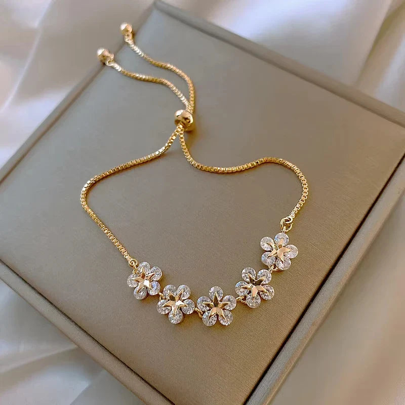 Exquisite Rhinestone Bracelet Ladies Fashion Stars Flower Charm Wristlet Bracelets Gold Color Adjustable Bangle Wedding Jewelry Vera Lux