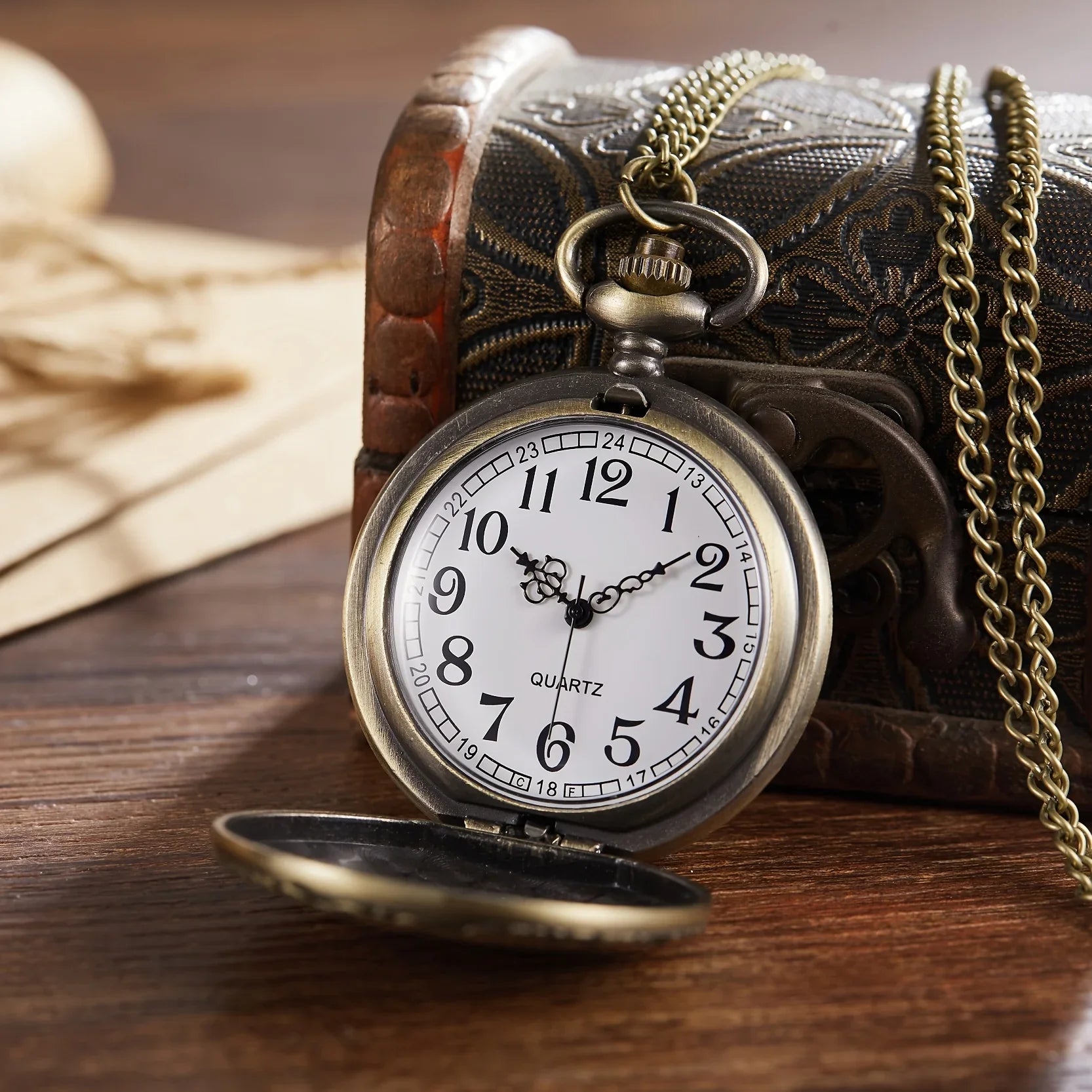Retro nostalgic classical carved flip cover women men pocket watches necklaces hanging watches quartz suitable for giving gifts Vera Lux