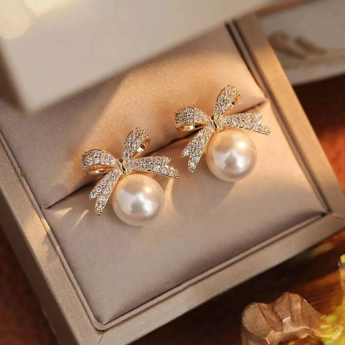 French Sweet Personality Pearl Simple And Small Design Sense Full Of Drill Bow Delicate All-matching Earwear Female Vera Lux