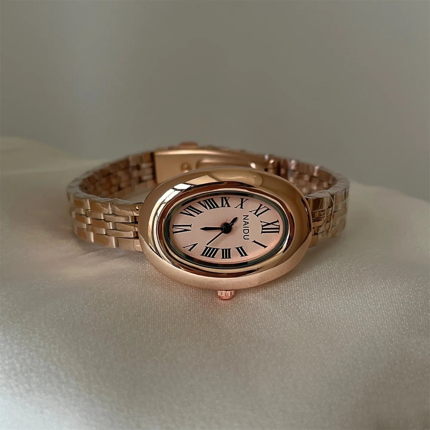 Hot Sale Fashion Watch for Women Mid Ancient Style Oval Dial Small Gold Watch Adjustable Steel Strap Quartz Wristwatch Wholesale Vera Lux