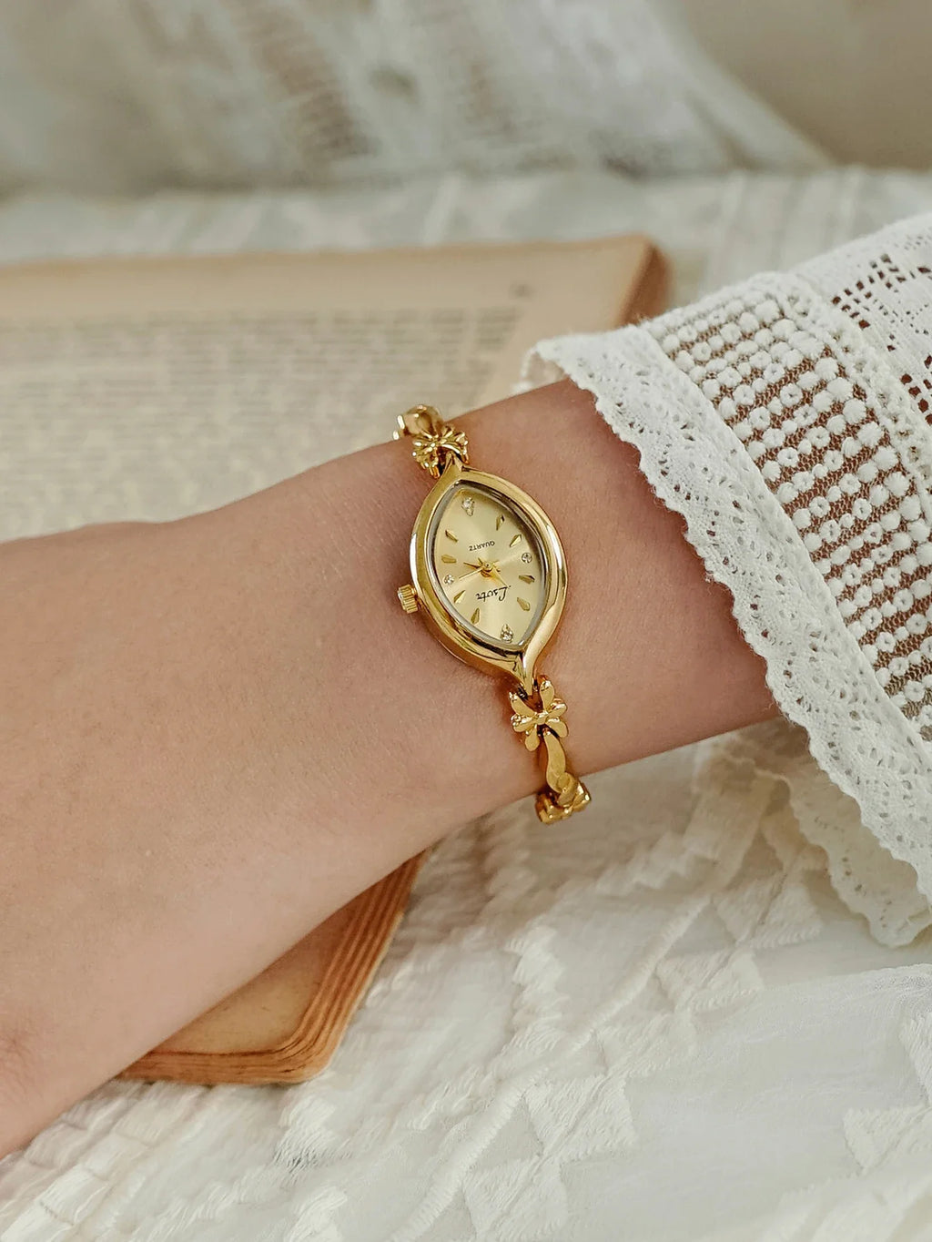 1 Piece of New French Retro Gold Small Dial Women's Watch, Fashionable, Simple, Luxurious, Elegant, Compact and Waterproof Bracelet, Women's Quartz Watch, Suitable for Decorative Wrists for Daily Wear, Dinner and Other Occasi Vera Lux