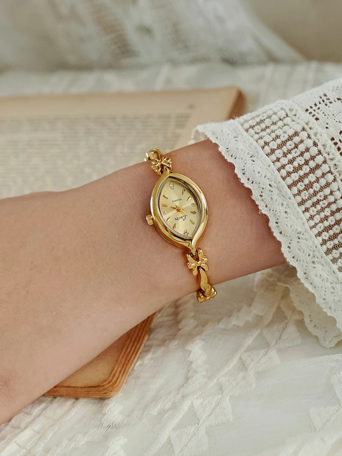 1 Piece of New French Retro Gold Small Dial Women's Watch, Fashionable, Simple, Luxurious, Elegant, Compact and Waterproof Bracelet, Women's Quartz Watch, Suitable for Decorative Wrists for Daily Wear, Dinner and Other Occasi Vera Lux