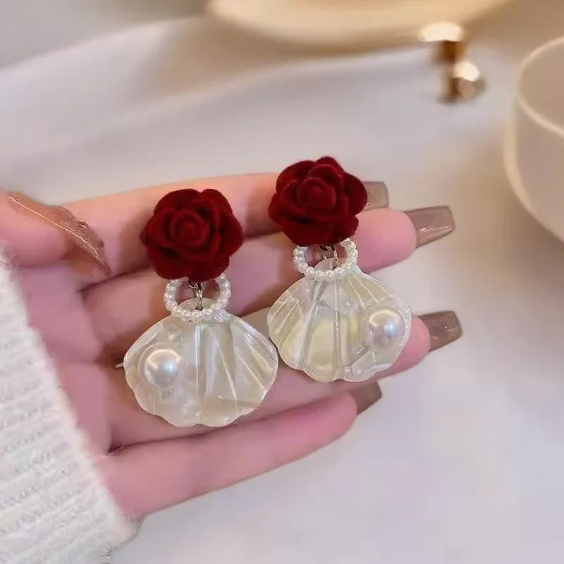 Fashion Unique Glossy Shell Flower Pendant Earrings for Women Temperament Pearl Earrings Sweet Design Wedding Gifts Vera Lux