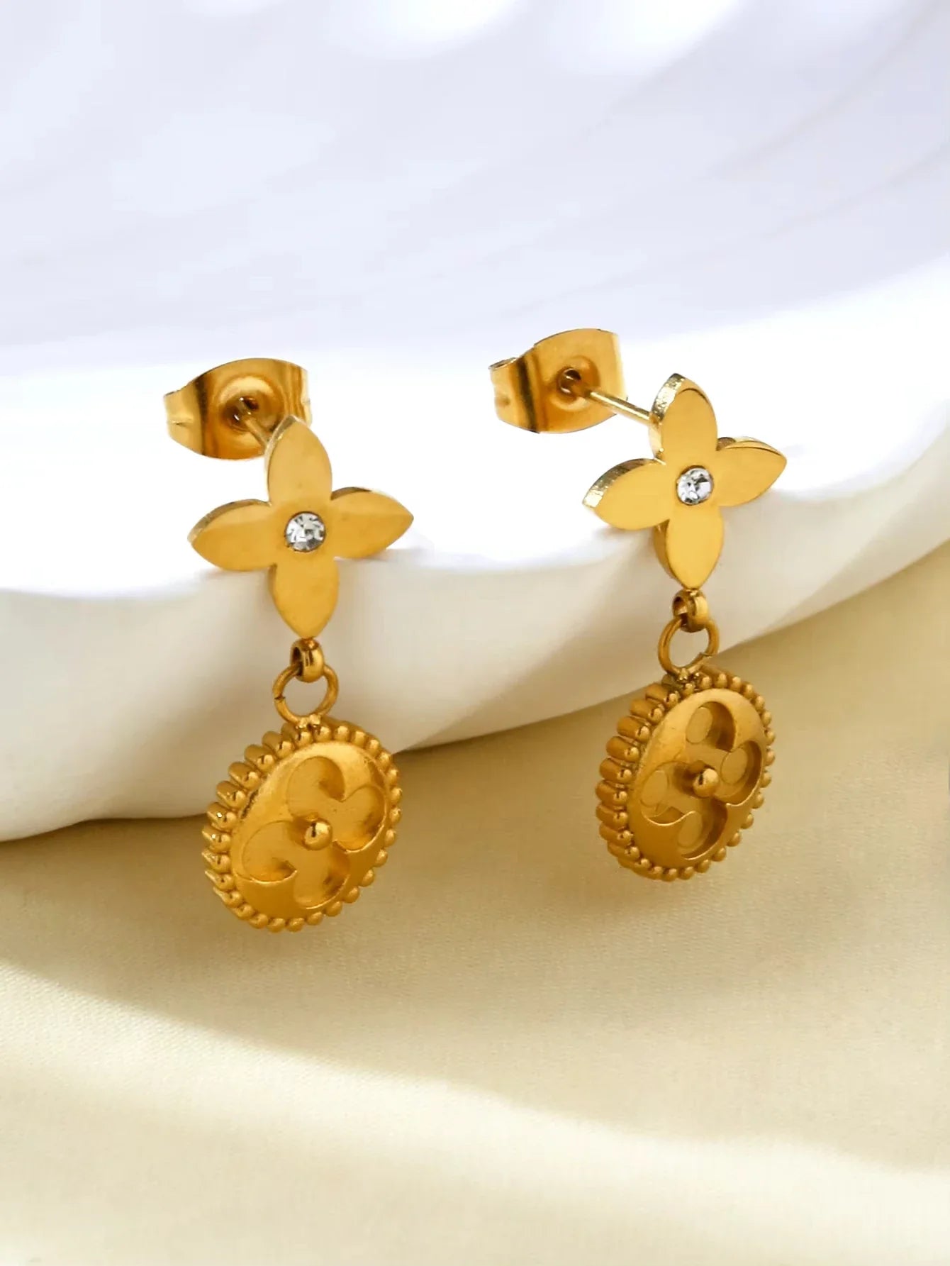 Elegant Temperament Premium Sense Of One Hundred Stainless Steel Four-Leaf Clover Round Pendant Flower Earrings Female Vera Lux