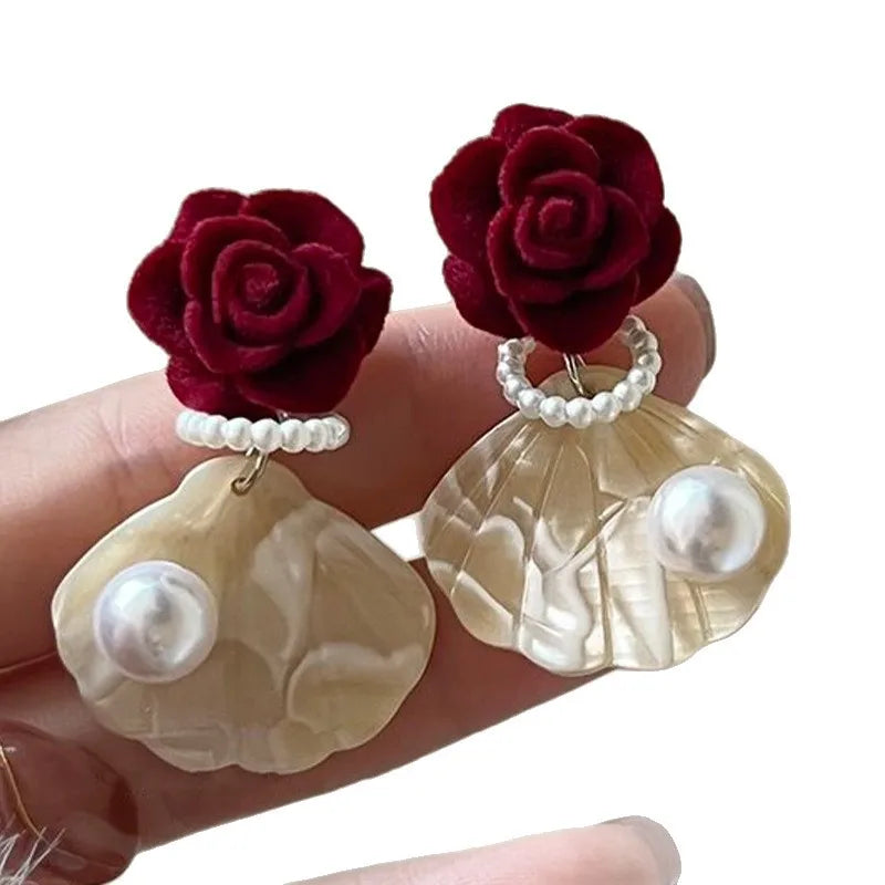 Fashion Unique Glossy Shell Flower Pendant Earrings for Women Temperament Pearl Earrings Sweet Design Wedding Gifts Vera Lux