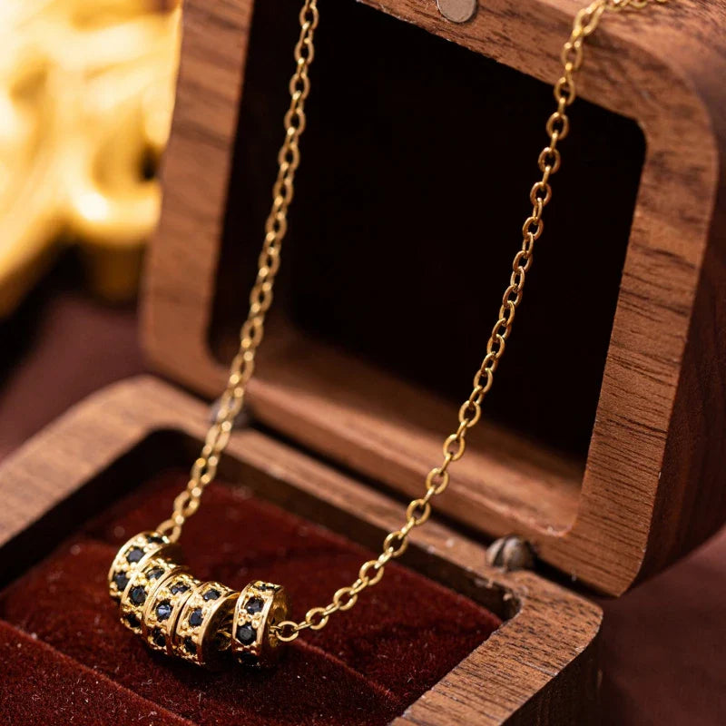 1pcs Gold Five Round Perforated Pendant Necklace Women's Trendy Minimalist Jewelry Versatile Adjustable Necklace Pendant Vera Lux
