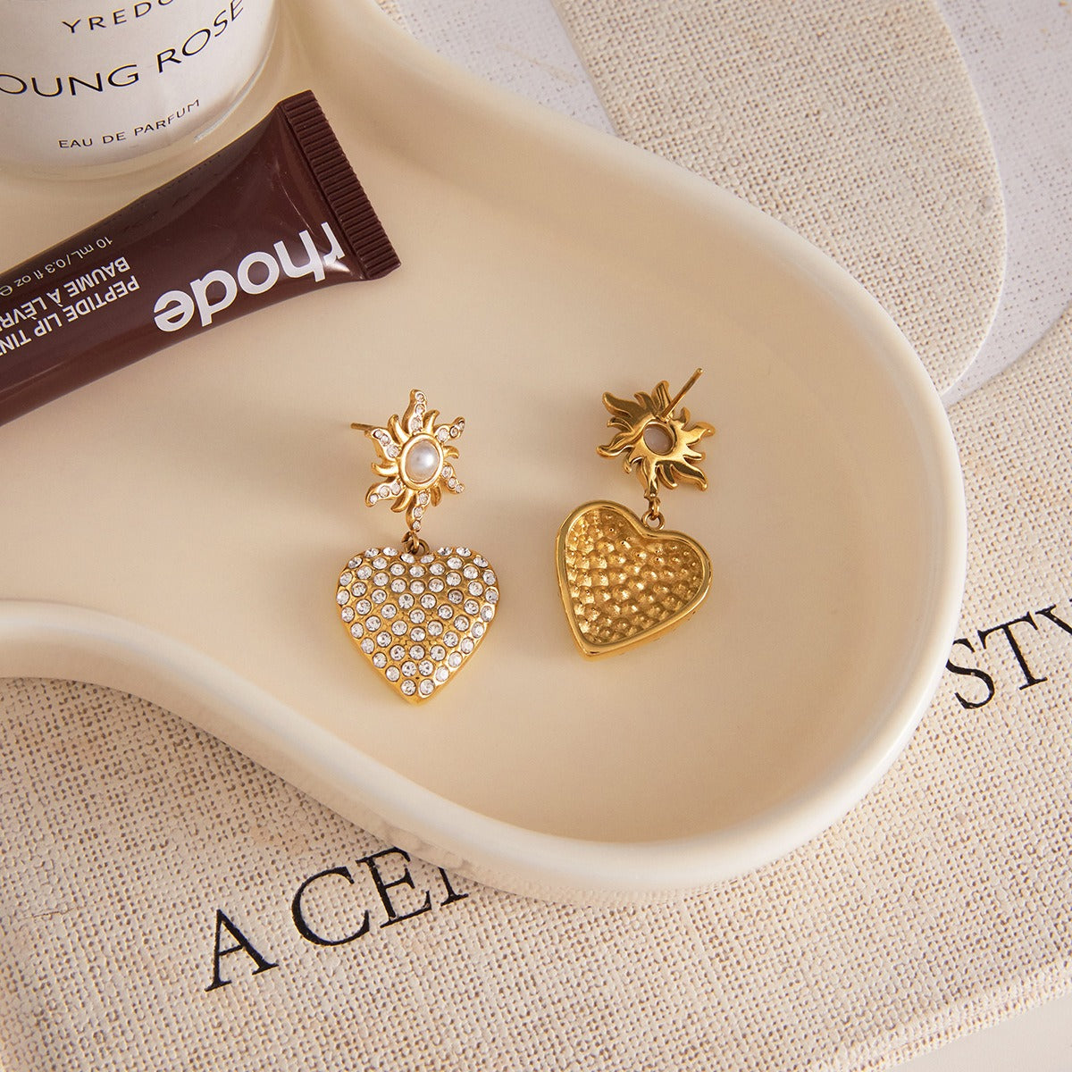 18K gold-plated, rhinestone-embellished heart-shaped pearl titanium steel stud earrings Vera Lux