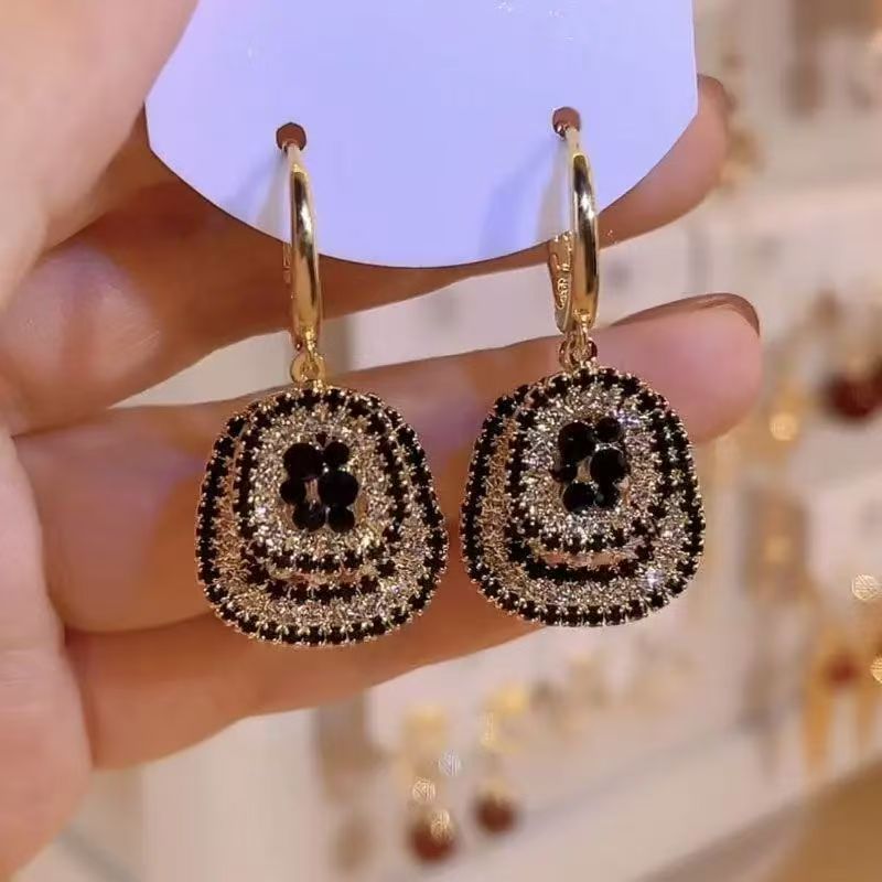 2026 New French Hepburn Style Geometric Full Rhinestone Ear Cuffs, Light Luxury Versatile Vera Lux
