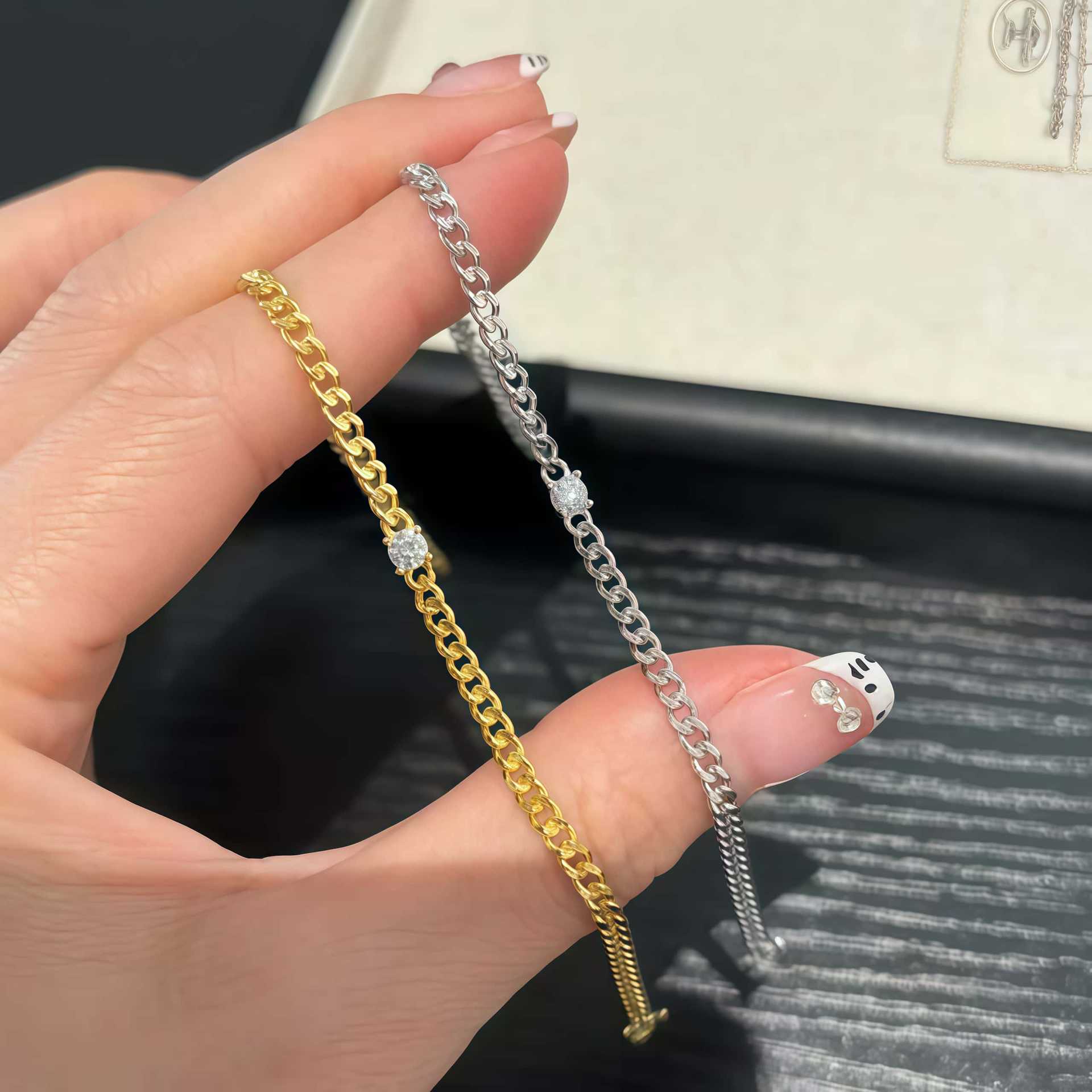 Versatile Fashionable Niche-design Hand Jewelry Vera Lux