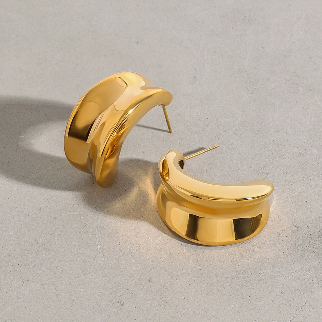 18k gold crescent-shaped design trendy and personalized earrings Vera Lux