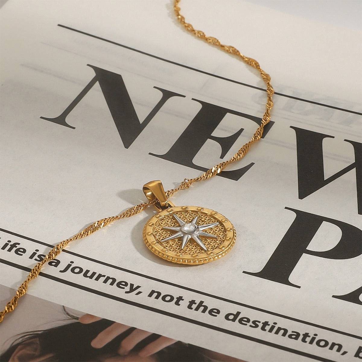 18K gold round necklace with eight-pointed star design, classic and fashionable Vera Lux