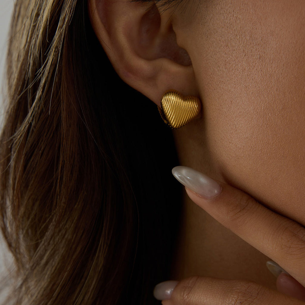 18K gold heart-shaped earrings with textured design, simple and fashionable Vera Lux