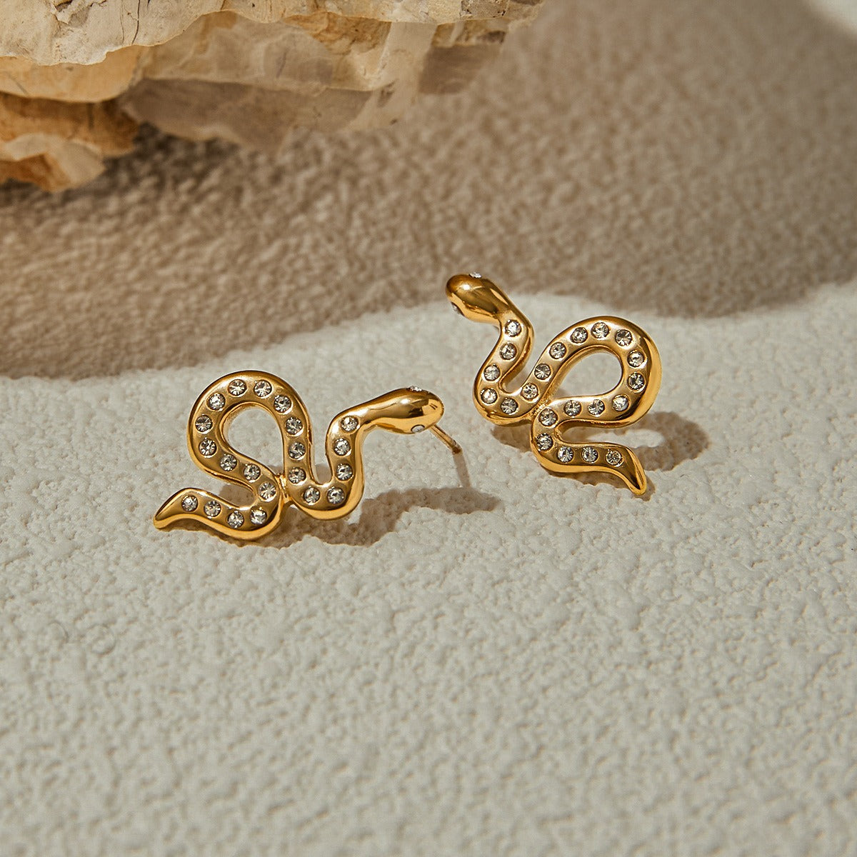 18K gold snake-shaped diamond-studded earrings with exquisite design Vera Lux