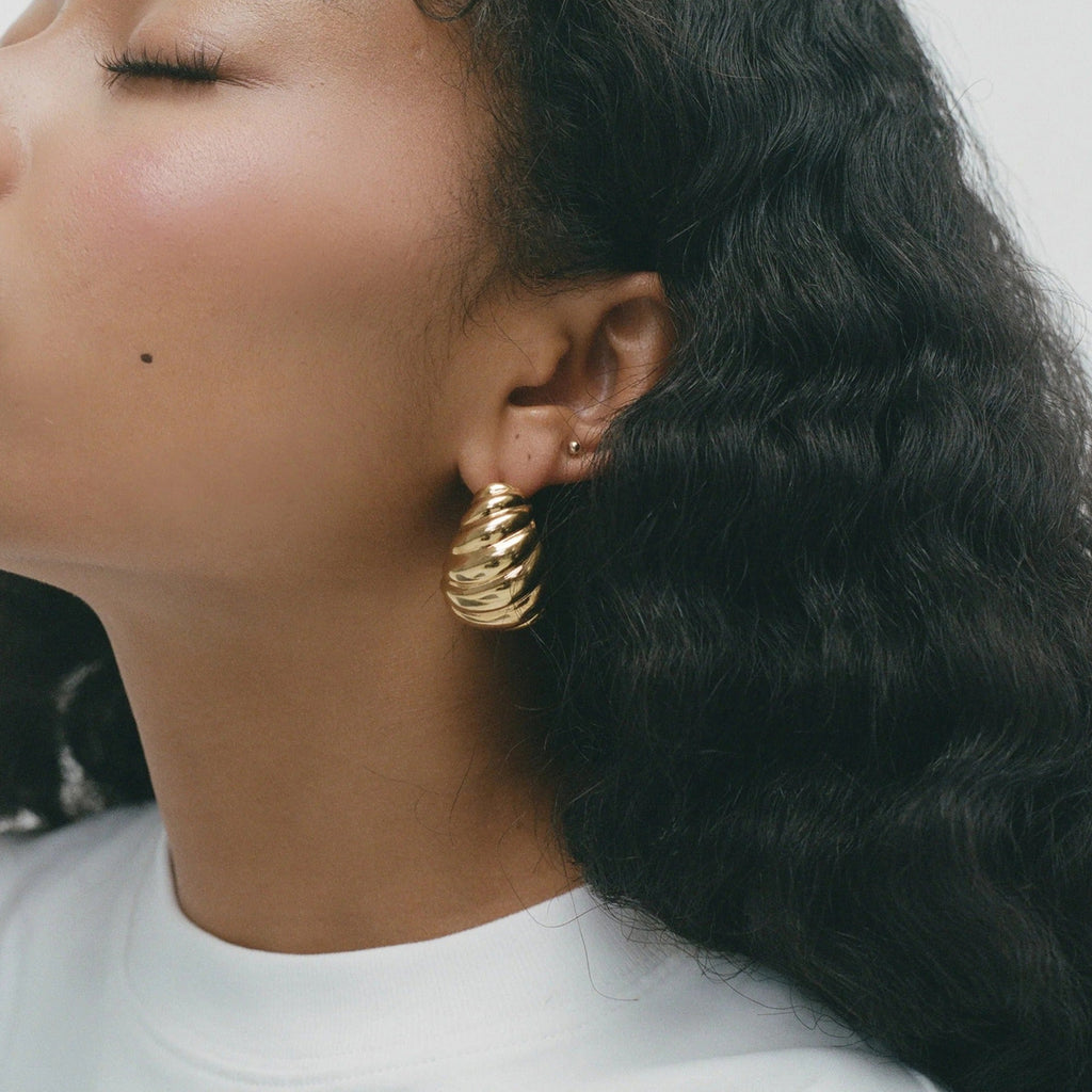 18k gold geometric shape with twill design fashionable and personalized earrings Vera Lux