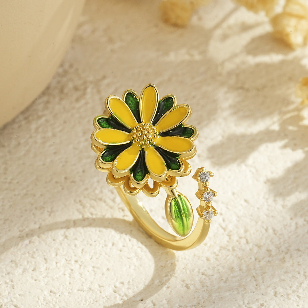Rotatable Flower-shaped Gold-plated Ring Vera Lux