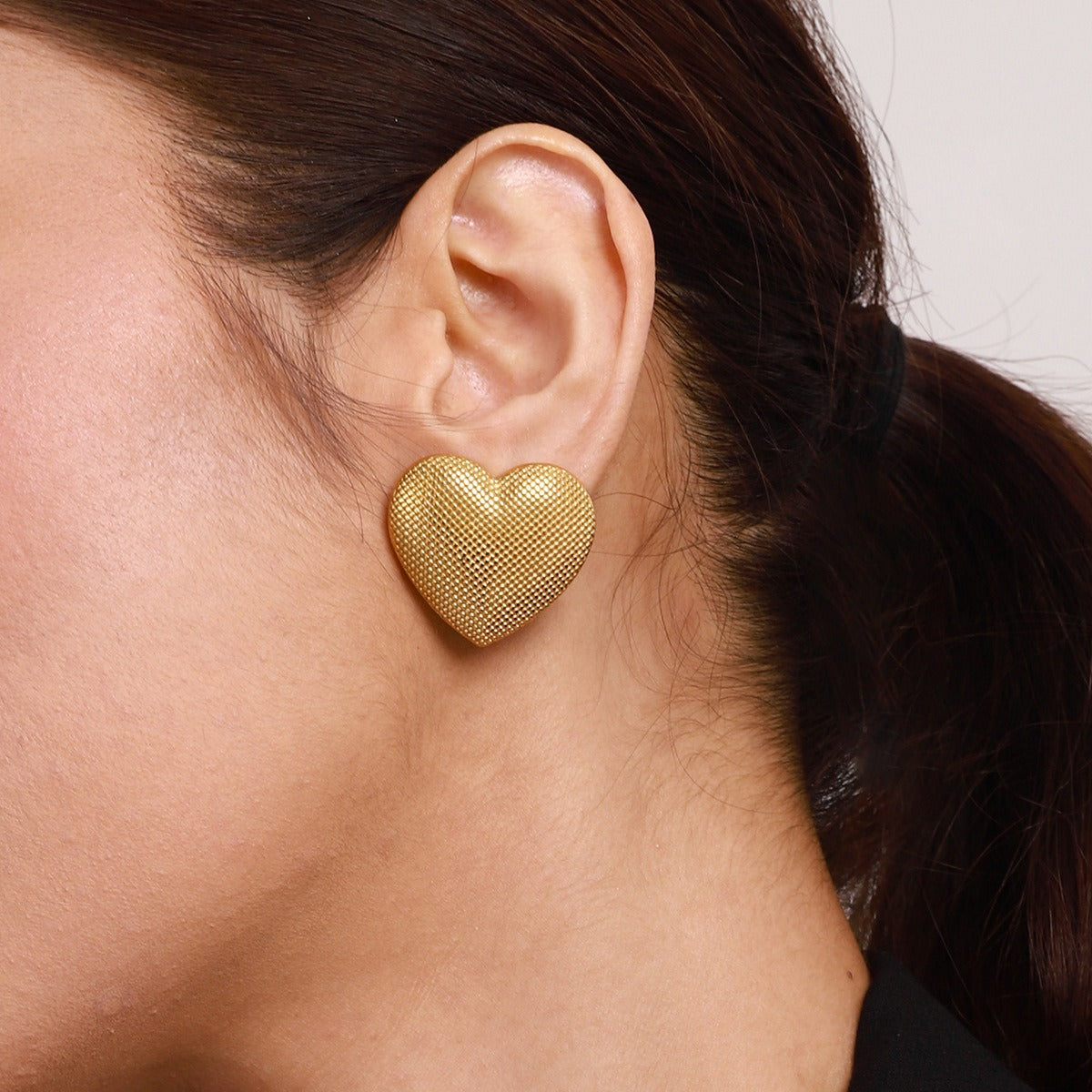 18k gold heart-shaped earrings with grainy design Vera Lux