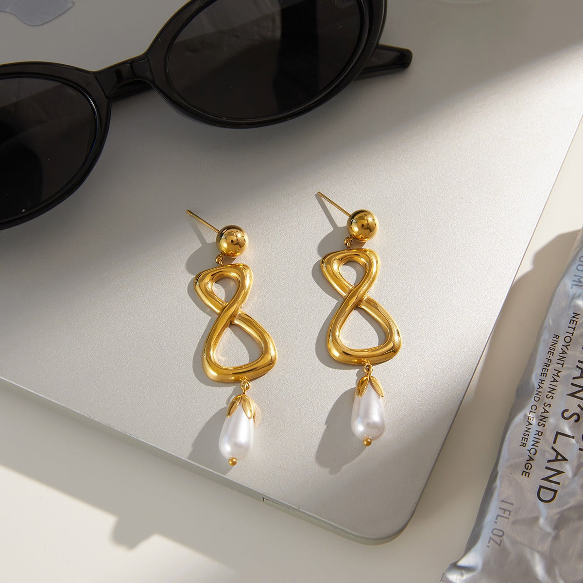18K gold figure-eight shaped titanium steel earrings for autumn and winter. Vera Lux