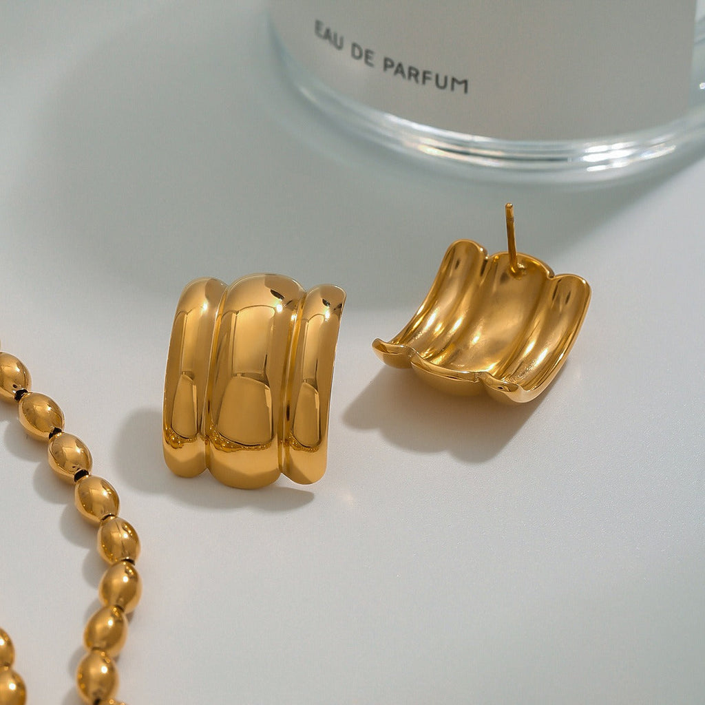 18k gold C-shaped wide face with striped design, fashionable and simple earrings Vera Lux