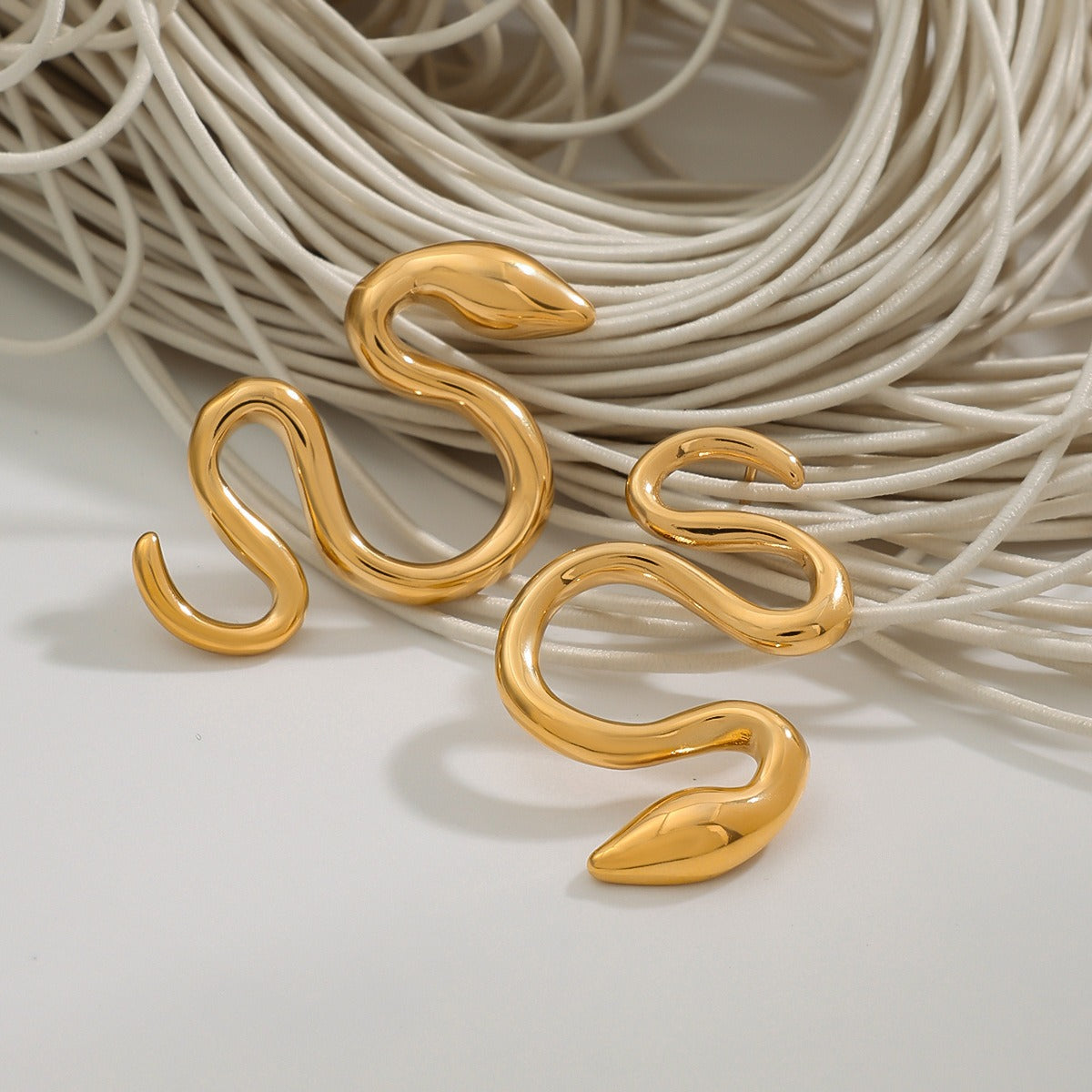 18K gold snake-shaped design trendy and personalized earrings Vera Lux