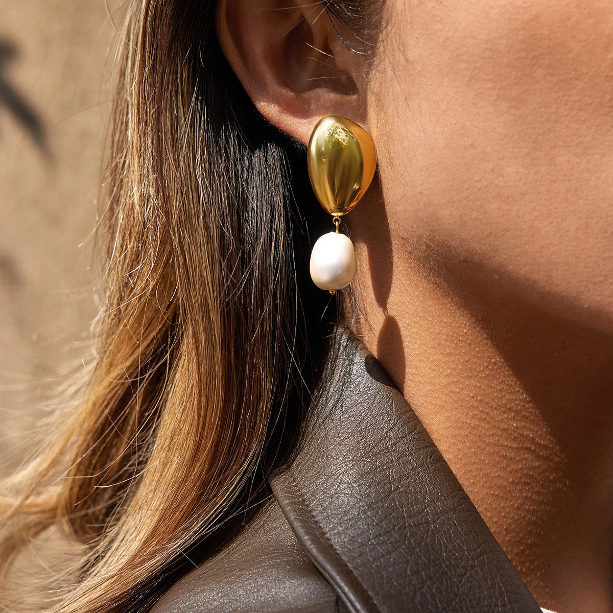 18K gold-plated pearl and titanium steel stud earrings Vera Lux
