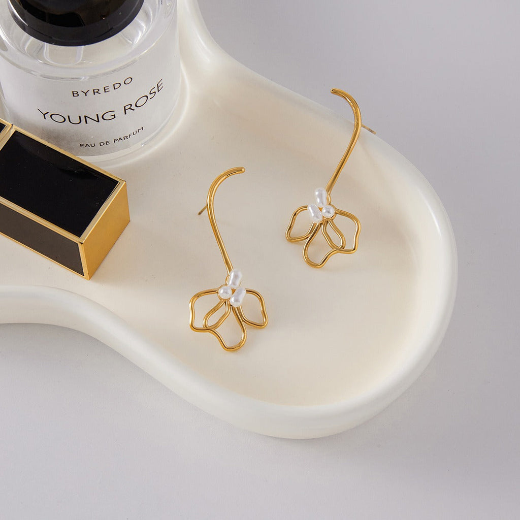 18K gold lightweight luxury high-end flower and pearl stud earrings Vera Lux