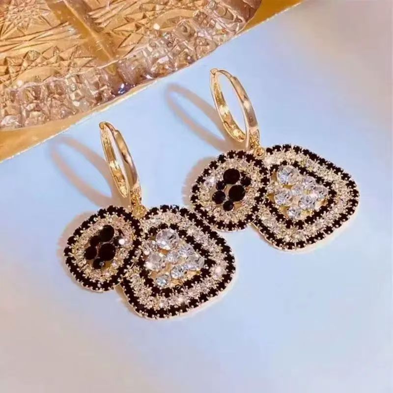 2026 New French Hepburn Style Geometric Full Rhinestone Ear Cuffs, Light Luxury Versatile Vera Lux