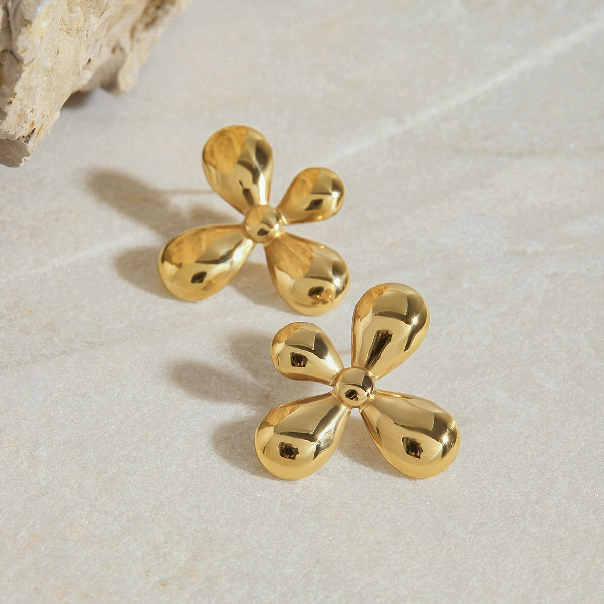 18K gold flower-shaped earrings with classic and simple design Vera Lux