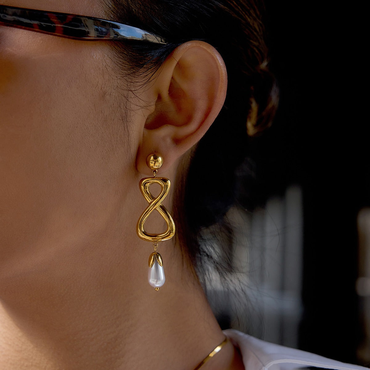 18K gold figure-eight shaped titanium steel earrings for autumn and winter. Vera Lux