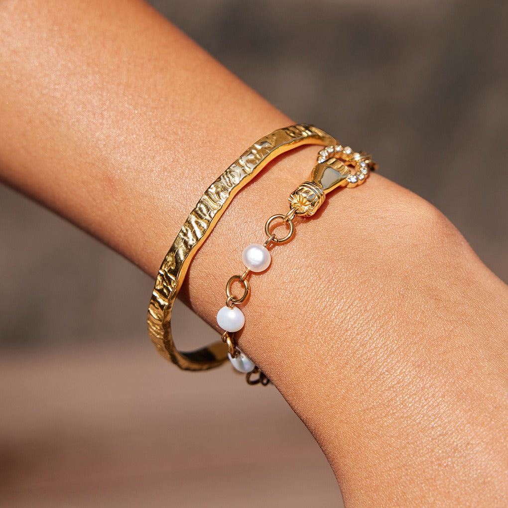18K gold-plated, lightweight, and luxurious titanium steel bracelet. Vera Lux