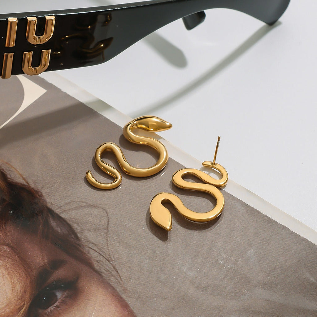 18K gold snake-shaped design trendy and personalized earrings Vera Lux