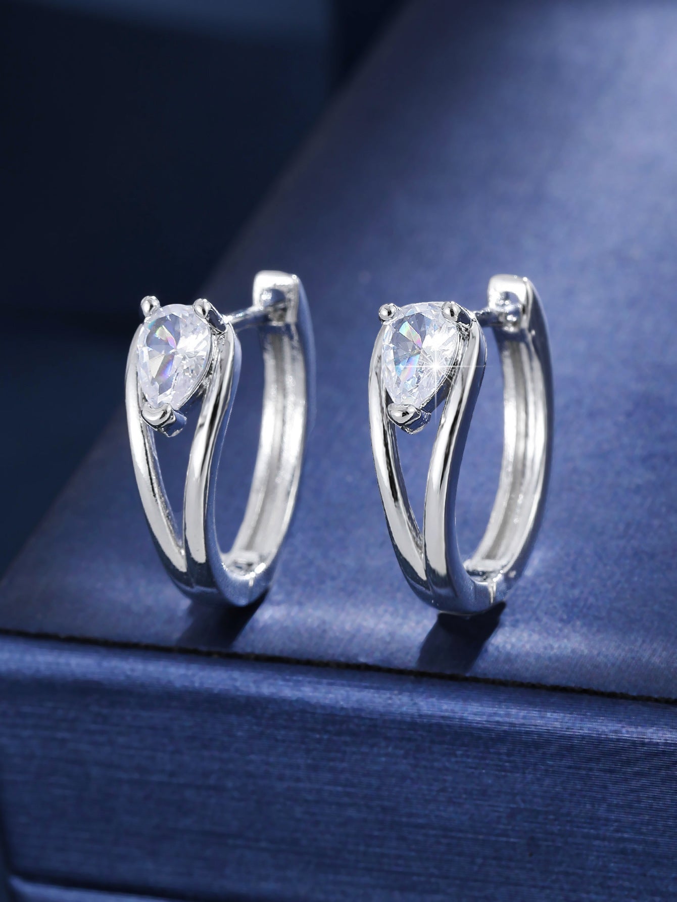 Simple And Stylish Water-drop Double-twist Ear Clips For Women Vera Lux