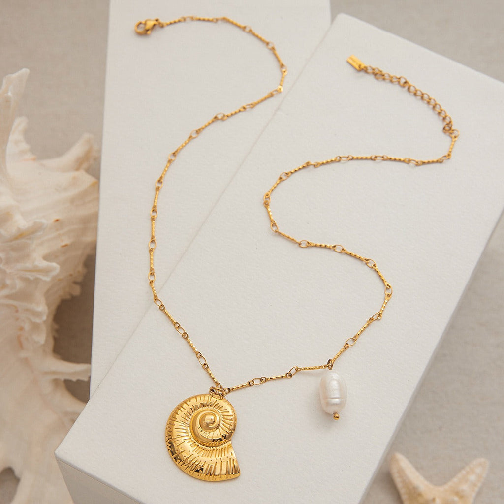 18K gold conch-shaped necklace with pearl design Vera Lux