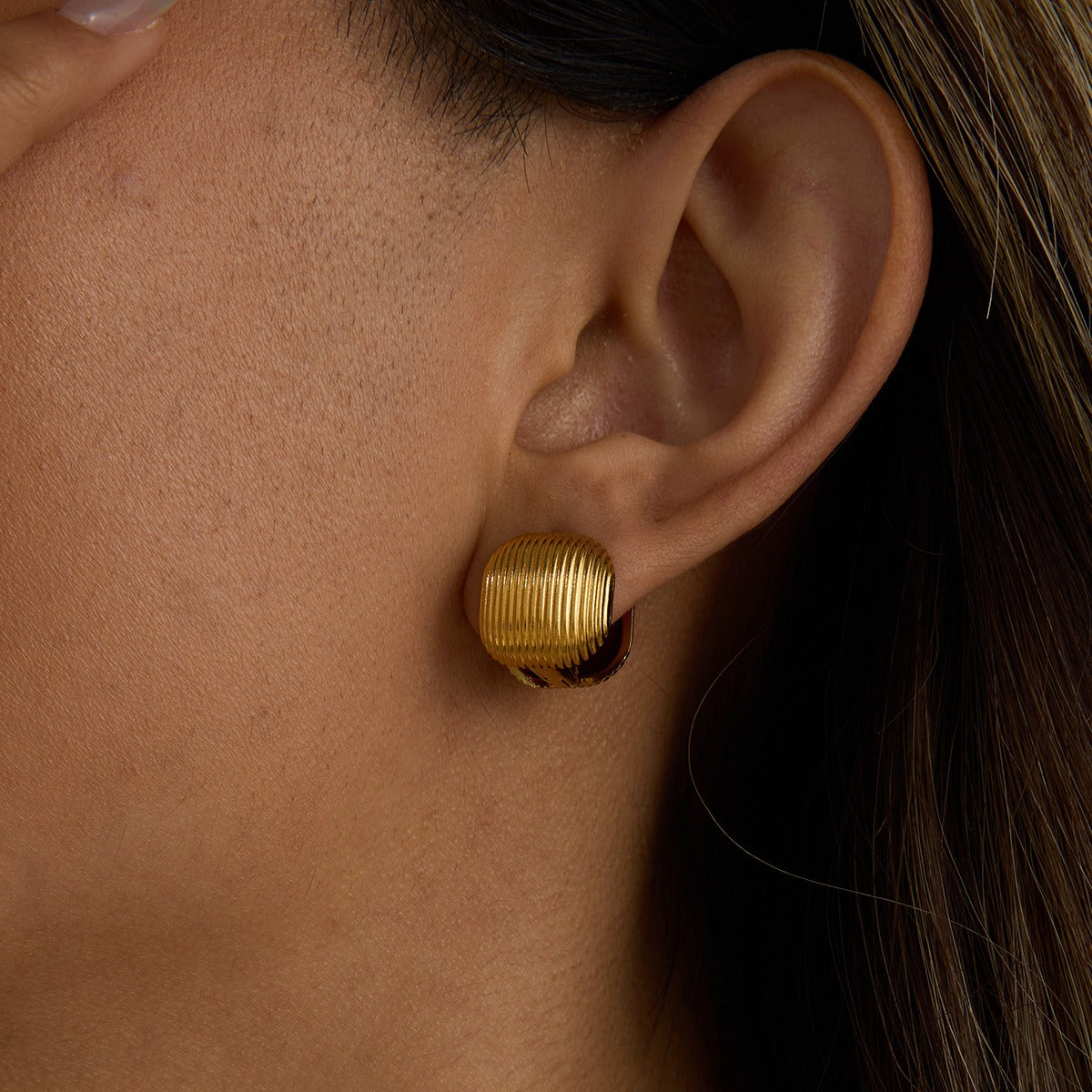 18K gold arc-shaped square with vertical stripes design exquisite and simple earrings Vera Lux