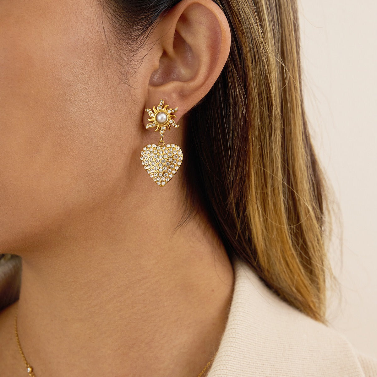 18K gold-plated, rhinestone-embellished heart-shaped pearl titanium steel stud earrings Vera Lux